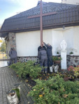 Montaż nowego krzyża przy kościele w Orzyszu