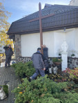 Montaż nowego krzyża przy kościele w Orzyszu